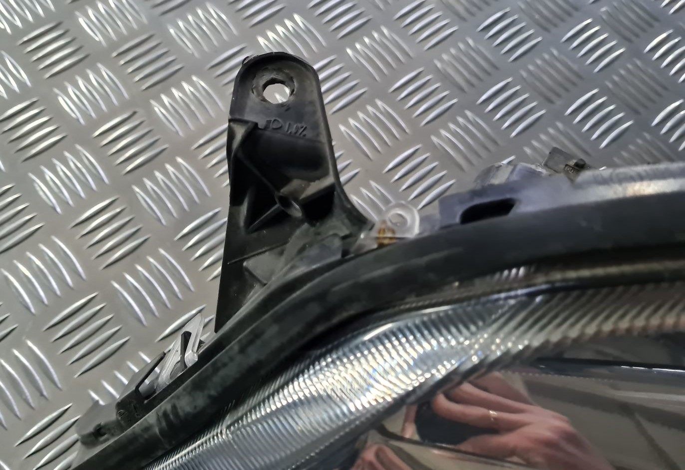 Priekšējais kreisais lukturis priekš OPEL VECTRA C 2002 10 Priekšējais kreisais lukturis priekš OPEL VECTRA C 2002