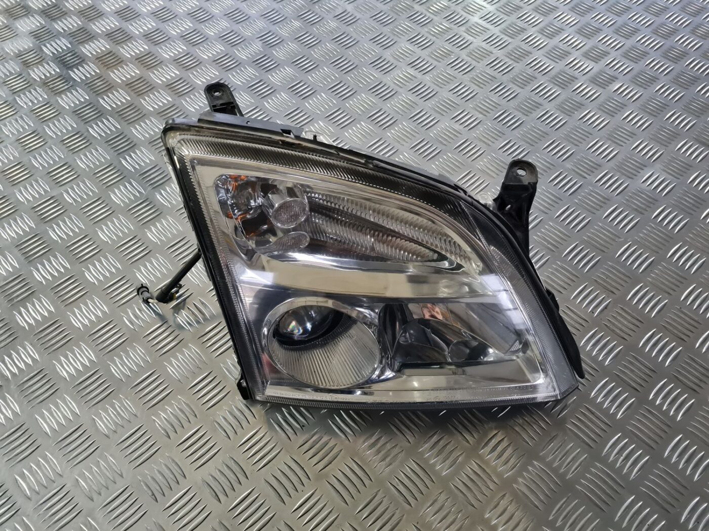 Priekšējais labais lukturis priekš OPEL VECTRA C 2002 1 Priekšējais labais lukturis priekš OPEL VECTRA C 2002