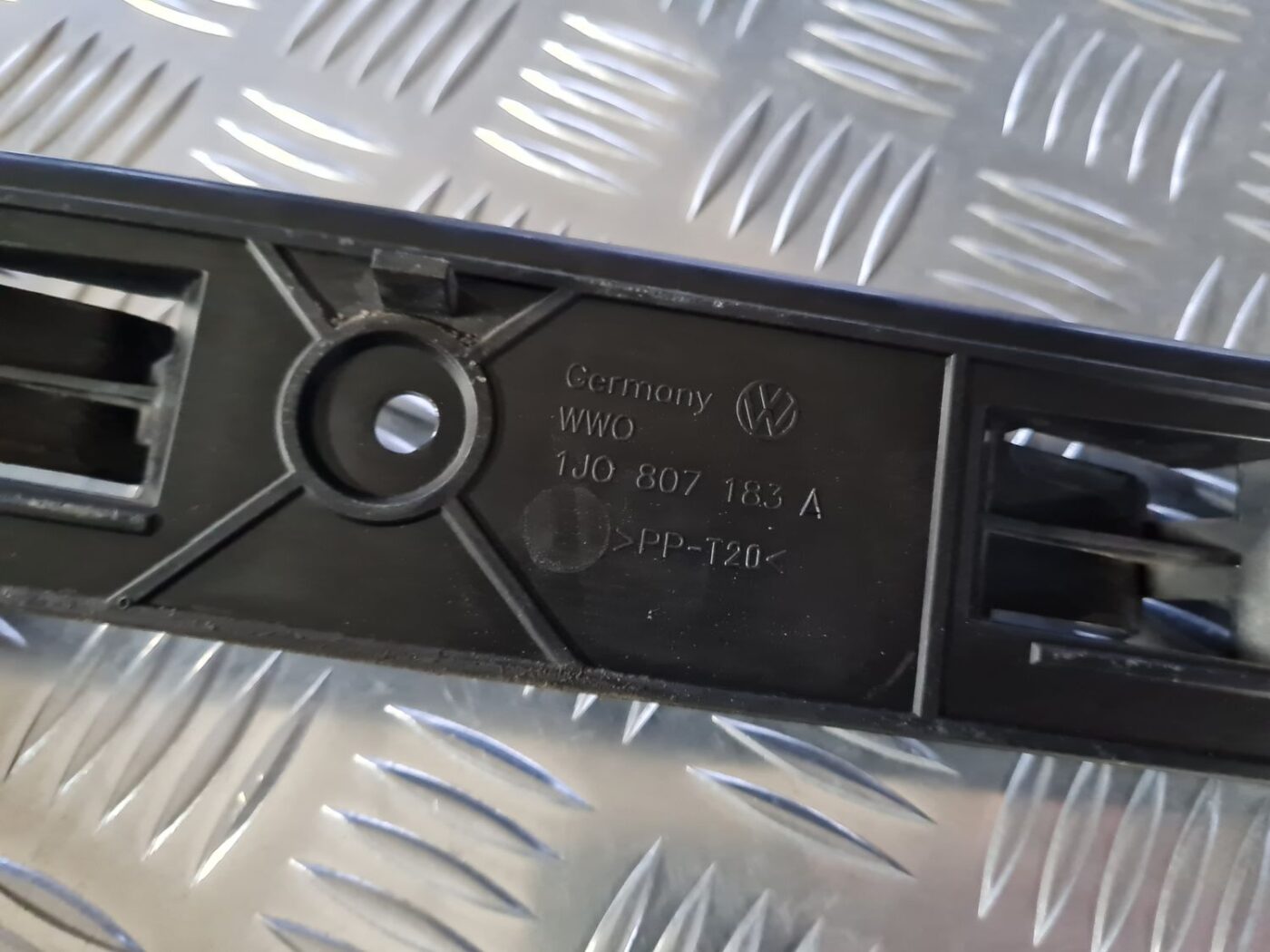 Priekšēja bufera kronšteins priekš VW GOLF IV 1999 2 Priekšēja bufera kronšteins priekš VW GOLF IV 1999