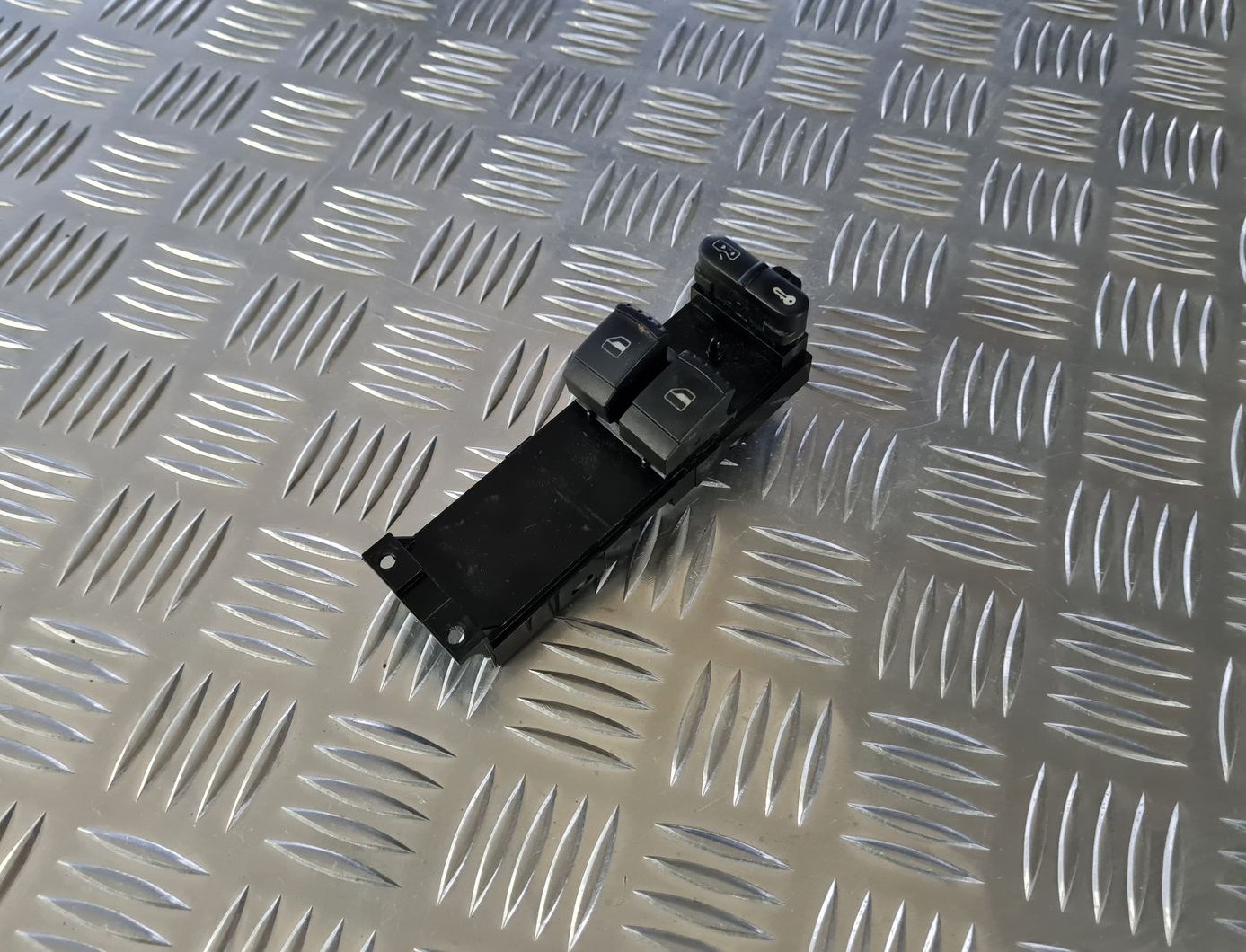 Šofera durvju slēdža pogas priekš VW GOLF IV 1999 1 Šofera durvju slēdža pogas priekš VW GOLF IV 1999