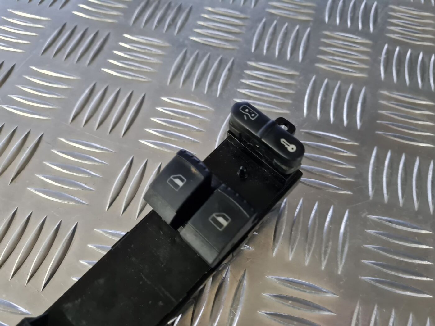 Šofera durvju slēdža pogas priekš VW GOLF IV 1999 2 Šofera durvju slēdža pogas priekš VW GOLF IV 1999