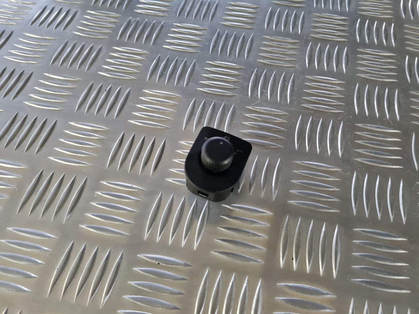 Spoguļa regulēšanas poga priekš VW GOLF IV 1999 1 Spoguļa regulēšanas poga priekš VW GOLF IV 1999