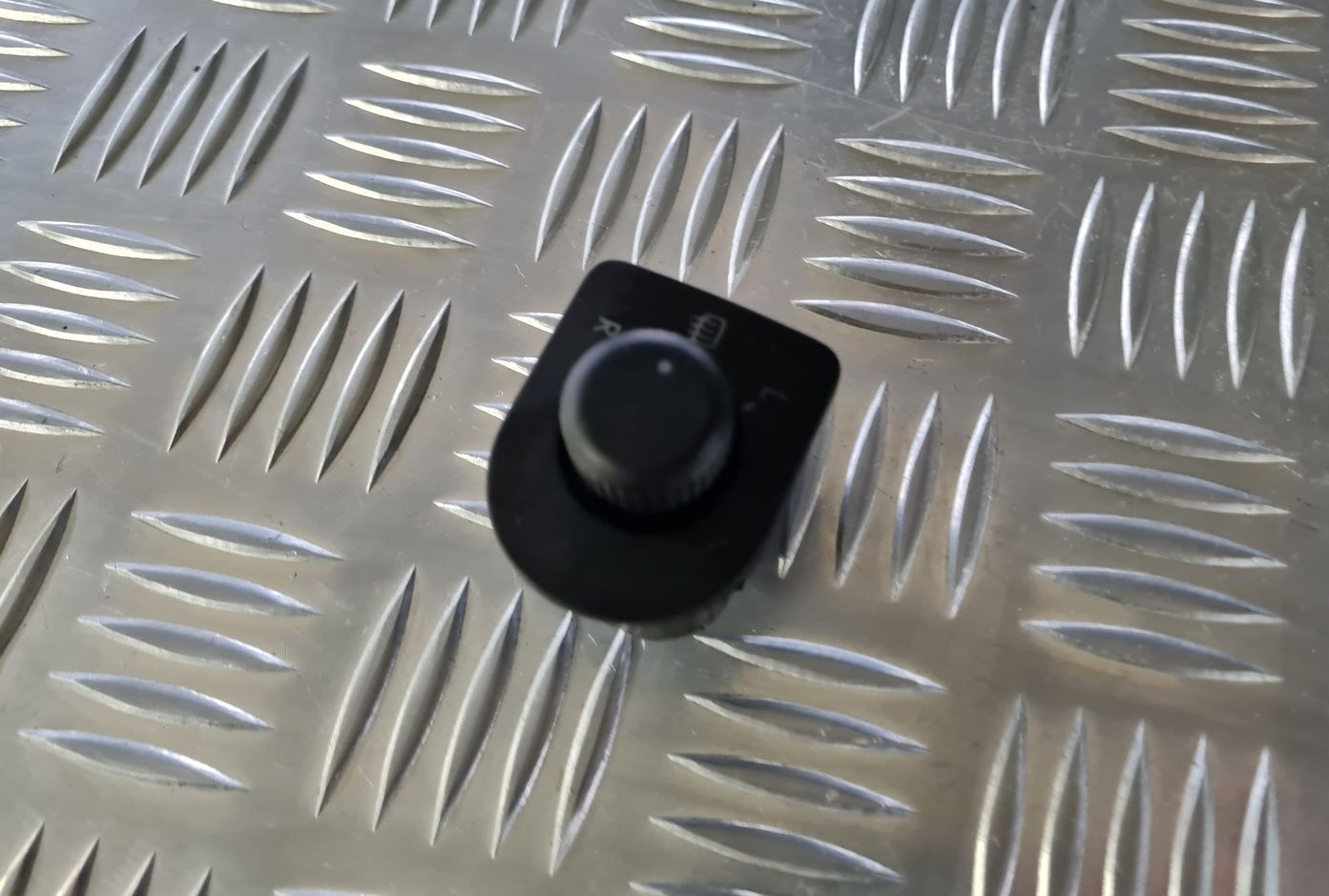 Spoguļa regulēšanas poga priekš VW GOLF IV 1999 2 Spoguļa regulēšanas poga priekš VW GOLF IV 1999