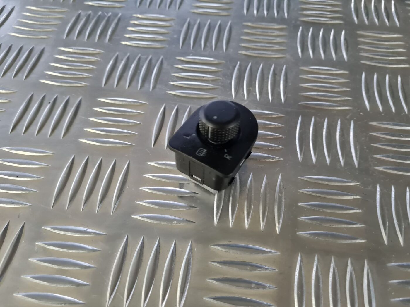 Spoguļa regulēšanas poga priekš VW GOLF IV 1999 5 Spoguļa regulēšanas poga priekš VW GOLF IV 1999