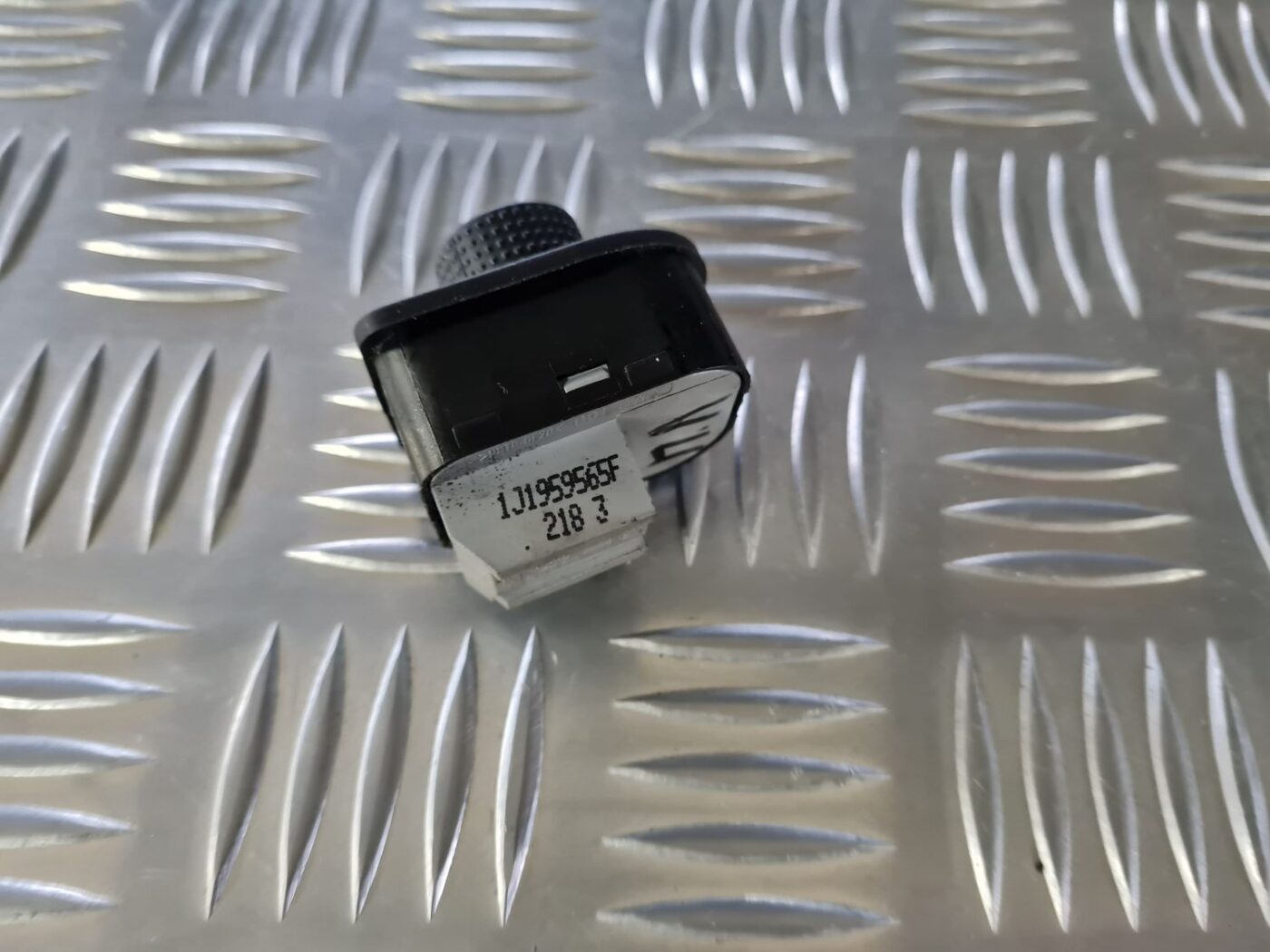 Spoguļa regulēšanas poga priekš VW GOLF IV 1999 3 Spoguļa regulēšanas poga priekš VW GOLF IV 1999