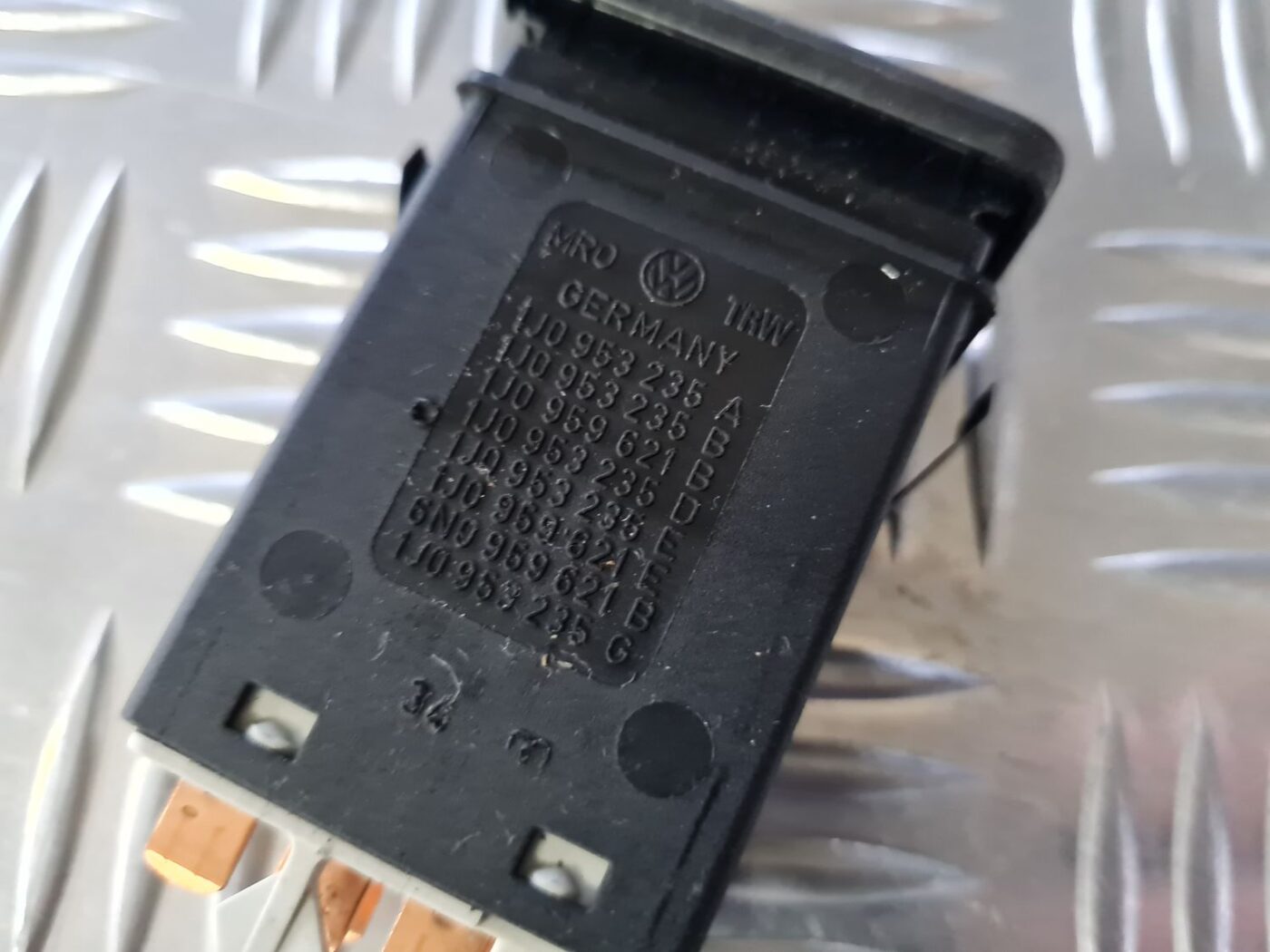 Trauksmes poga priekš VW GOLF IV 1999 3 Trauksmes poga priekš VW GOLF IV 1999