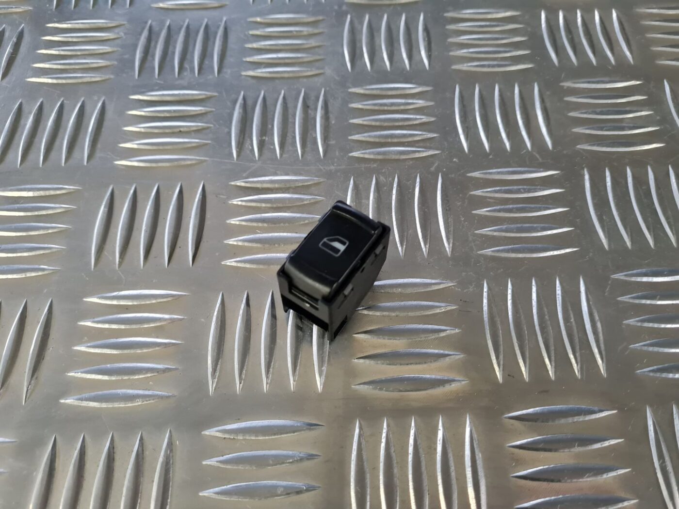 Stikla pacelšanas poga priekš VW GOLF IV 1999 1 Stikla pacelšanas poga priekš VW GOLF IV 1999