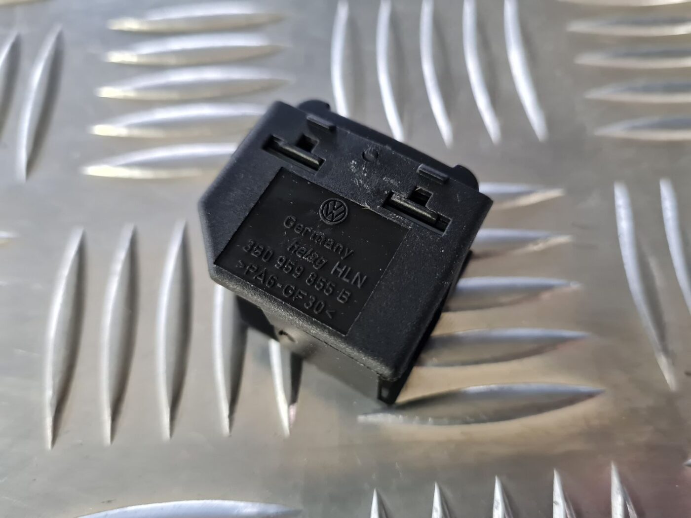 Stikla pacelšanas poga priekš VW GOLF IV 1999 3 Stikla pacelšanas poga priekš VW GOLF IV 1999