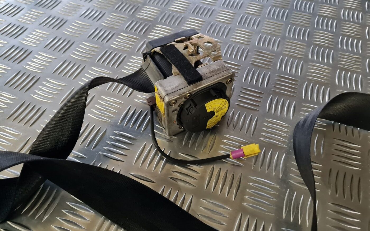 Priekšējā labā drošības josta priekš VW GOLF IV 1999 2 Priekšējā labā drošības josta priekš VW GOLF IV 1999