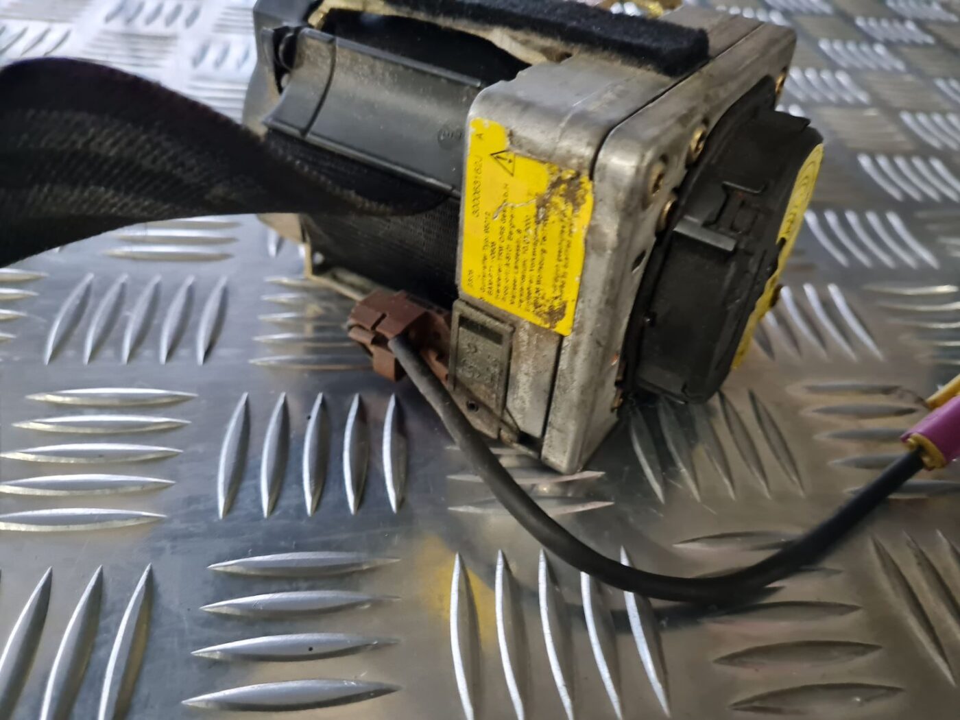 Priekšējā labā drošības josta priekš VW GOLF IV 1999 3 Priekšējā labā drošības josta priekš VW GOLF IV 1999