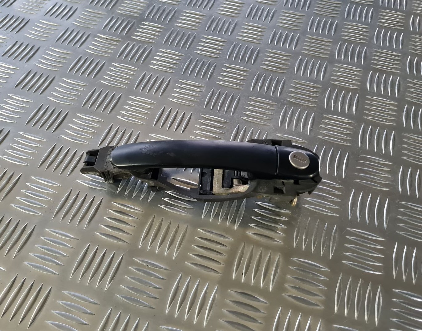 Priekšējāis kreisais durvju rokturis priekš VW GOLF IV 1999 1 Priekšējāis kreisais durvju rokturis priekš VW GOLF IV 1999