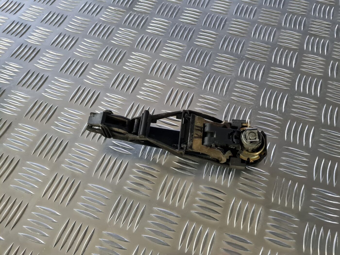 Priekšējāis kreisais durvju rokturis priekš VW GOLF IV 1999 2 Priekšējāis kreisais durvju rokturis priekš VW GOLF IV 1999