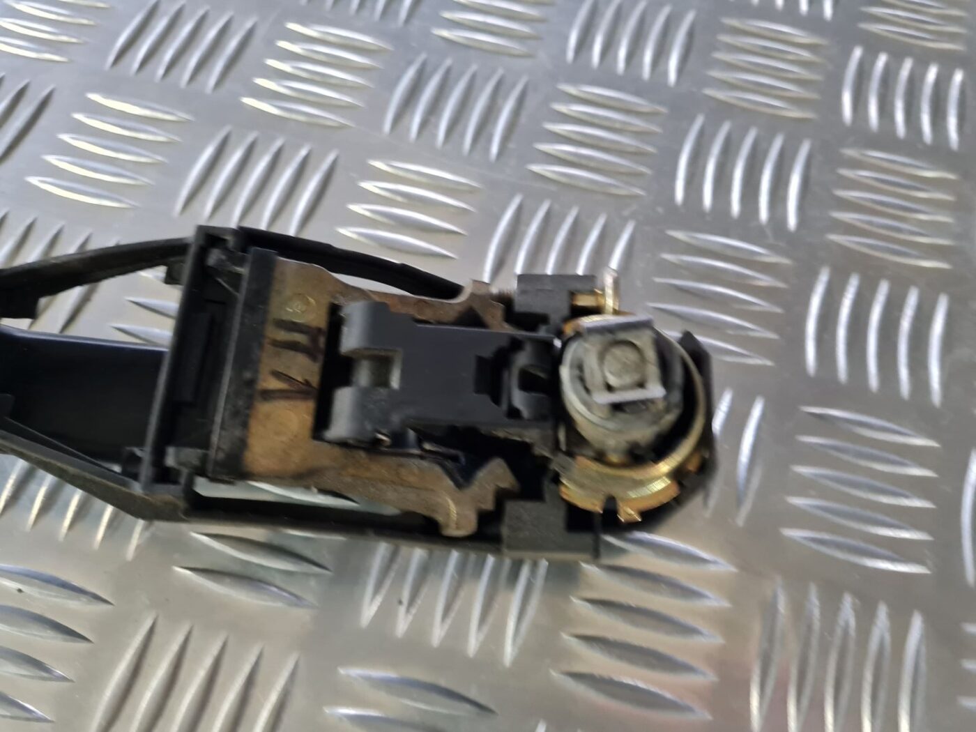 Priekšējāis kreisais durvju rokturis priekš VW GOLF IV 1999 4 Priekšējāis kreisais durvju rokturis priekš VW GOLF IV 1999