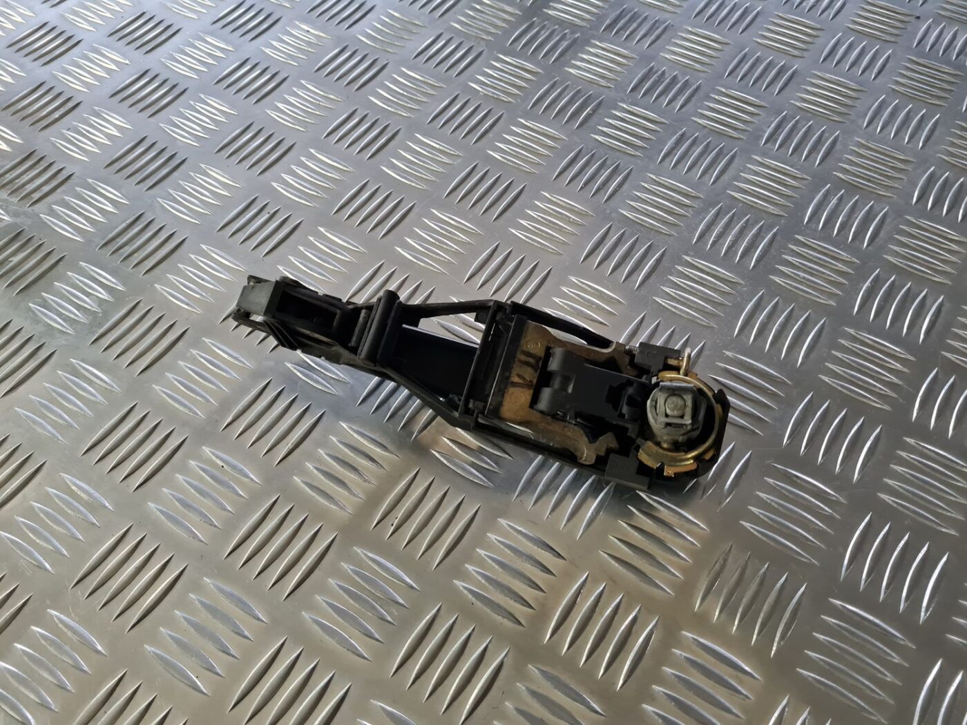 Priekšējāis kreisais durvju rokturis priekš VW GOLF IV 1999 3 Priekšējāis kreisais durvju rokturis priekš VW GOLF IV 1999