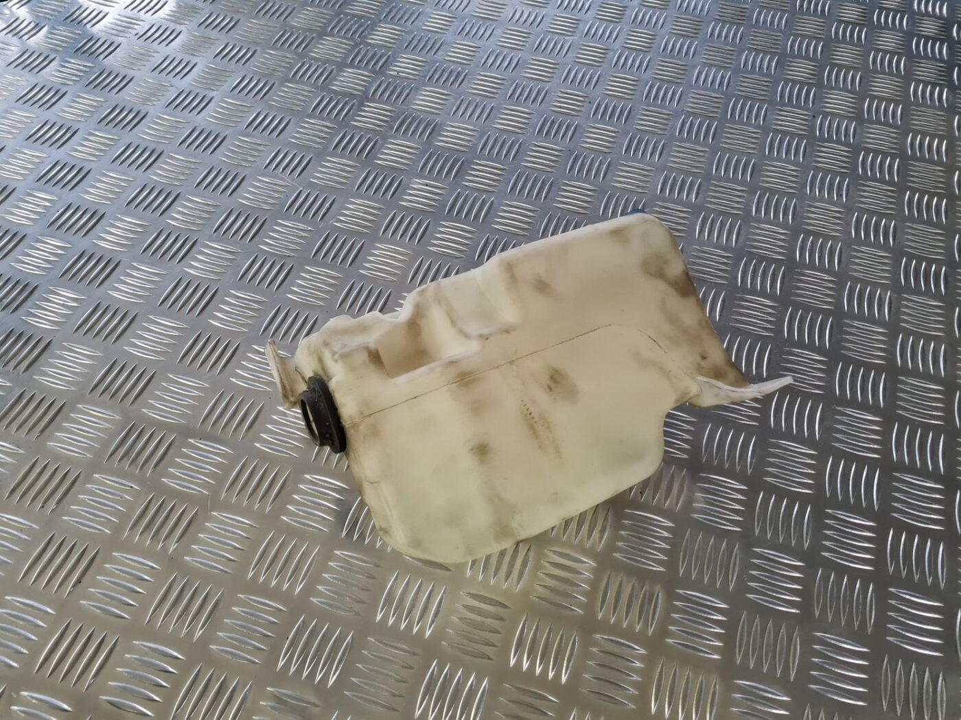 Mazgātāja šķidruma tvertne priekš VW GOLF IV 1999 2 Mazgātāja šķidruma tvertne priekš VW GOLF IV 1999