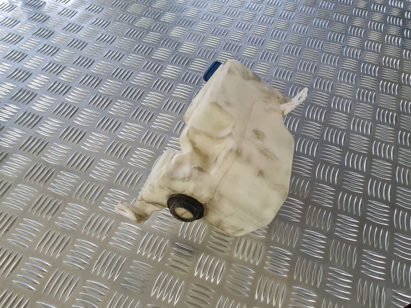 Mazgātāja šķidruma tvertne priekš VW GOLF IV 1999 3 Mazgātāja šķidruma tvertne priekš VW GOLF IV 1999