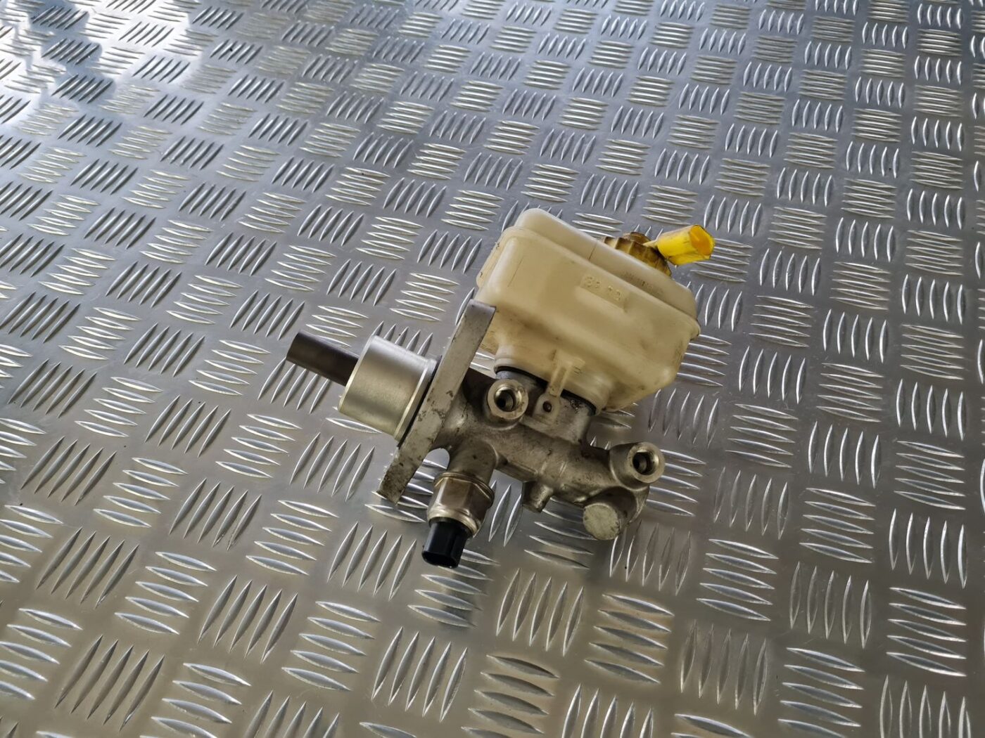 Bremžu pastiprinātāja galvenais cilindrs priekš VW GOLF IV 1999 1 Bremžu pastiprinātāja galvenais cilindrs priekš VW GOLF IV 1999