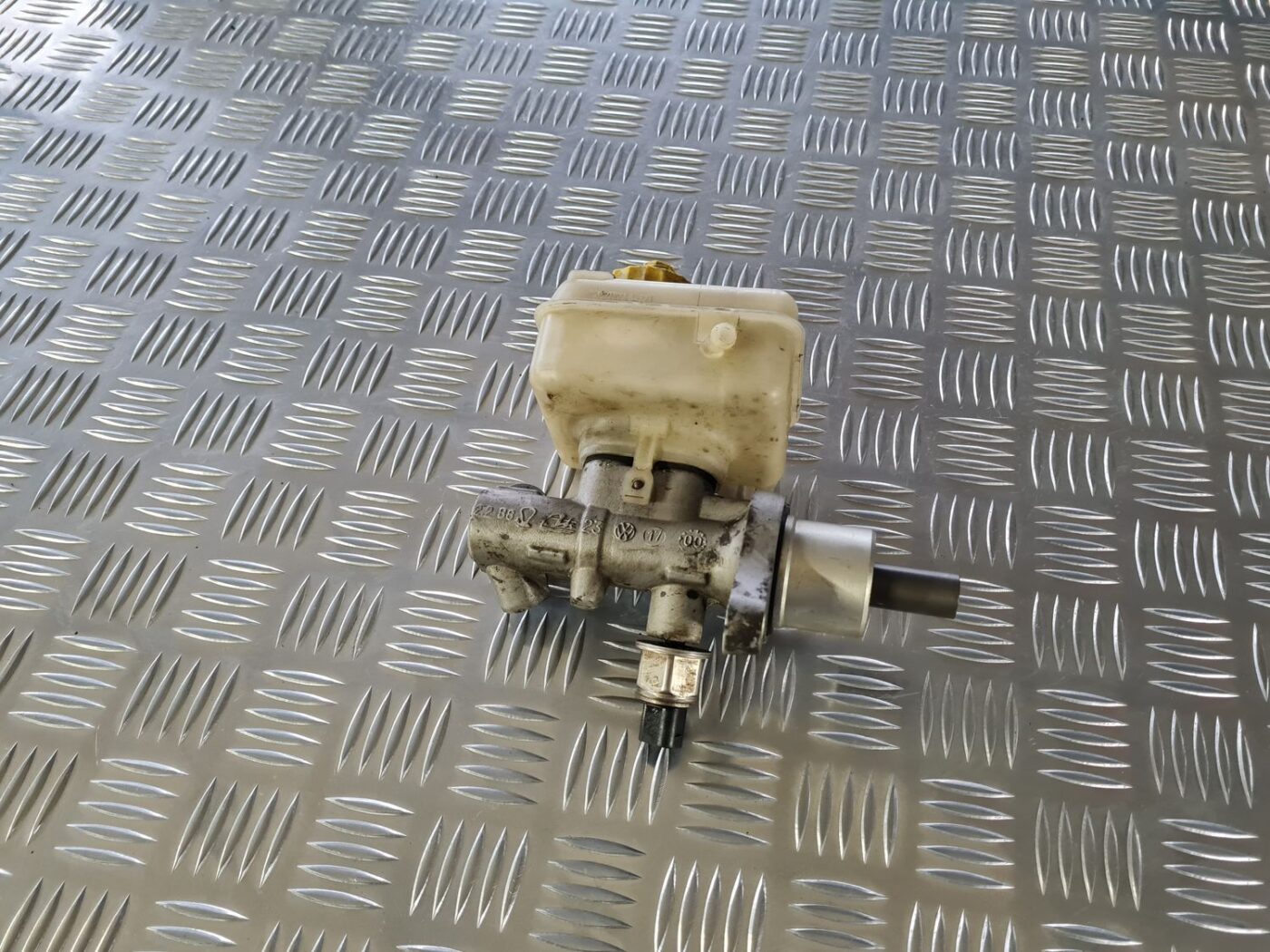 Bremžu pastiprinātāja galvenais cilindrs priekš VW GOLF IV 1999 3 Bremžu pastiprinātāja galvenais cilindrs priekš VW GOLF IV 1999