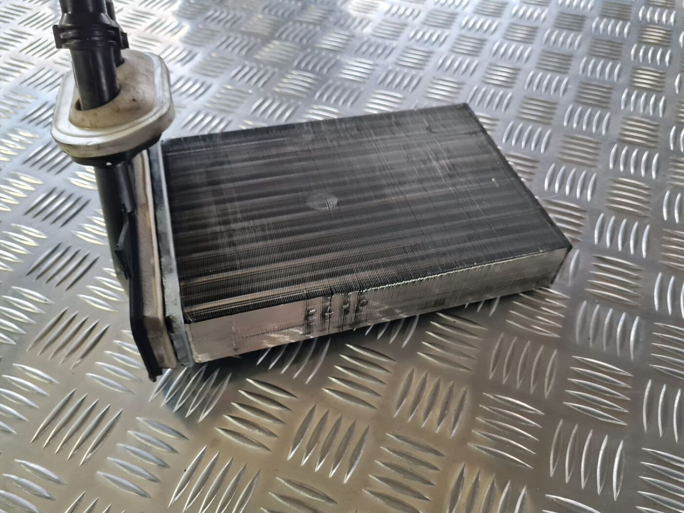 Apsildes sistēmas radiators priekš VW GOLF IV 1999 2 Apsildes sistēmas radiators priekš VW GOLF IV 1999