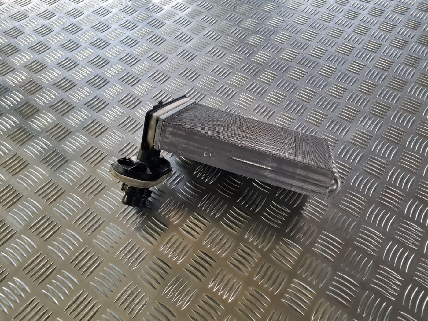 Apsildes sistēmas radiators priekš VW GOLF IV 1999 6 Apsildes sistēmas radiators priekš VW GOLF IV 1999