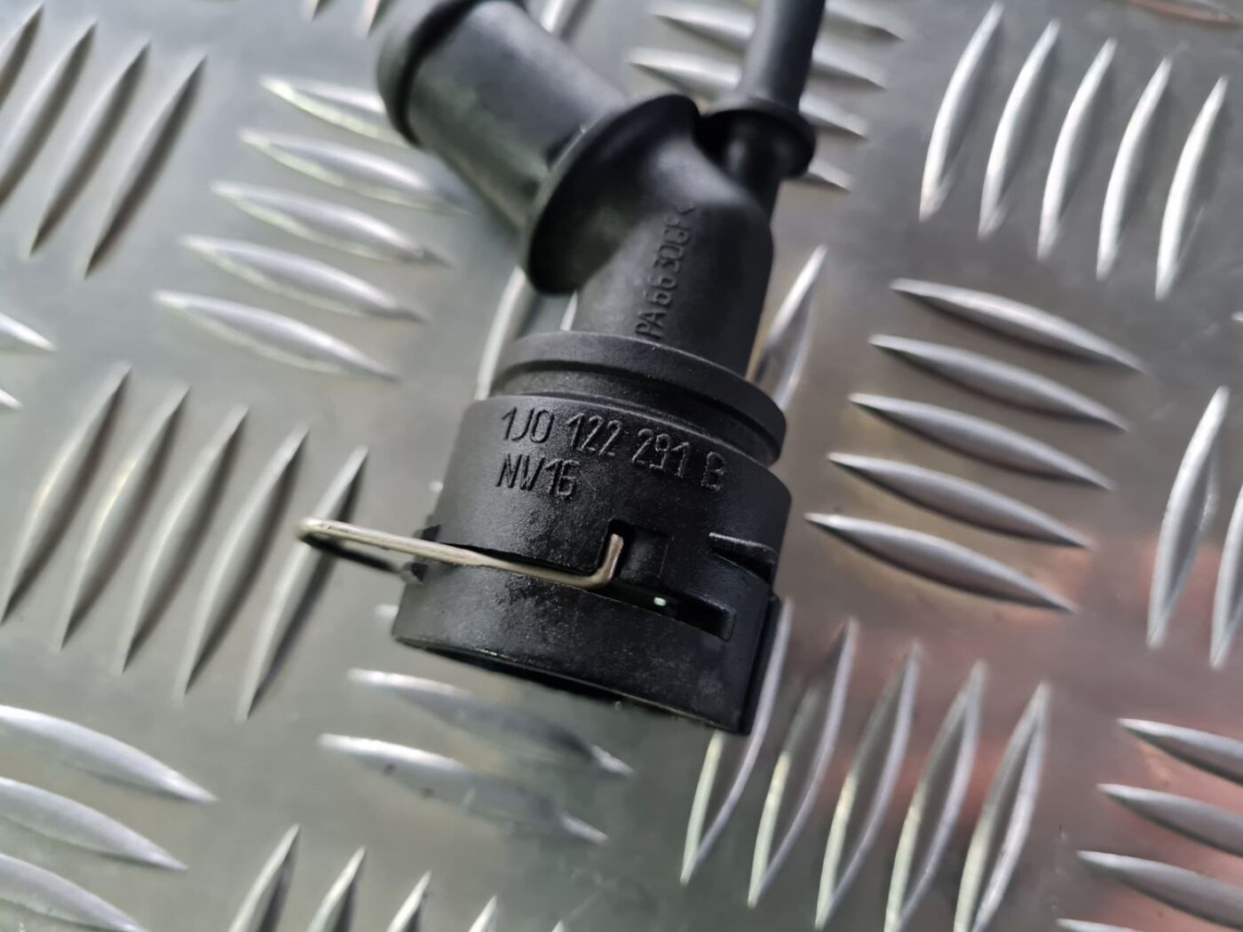 Dzesēšanas caurule priekš VW GOLF IV 1999 2 Dzesēšanas caurule priekš VW GOLF IV 1999