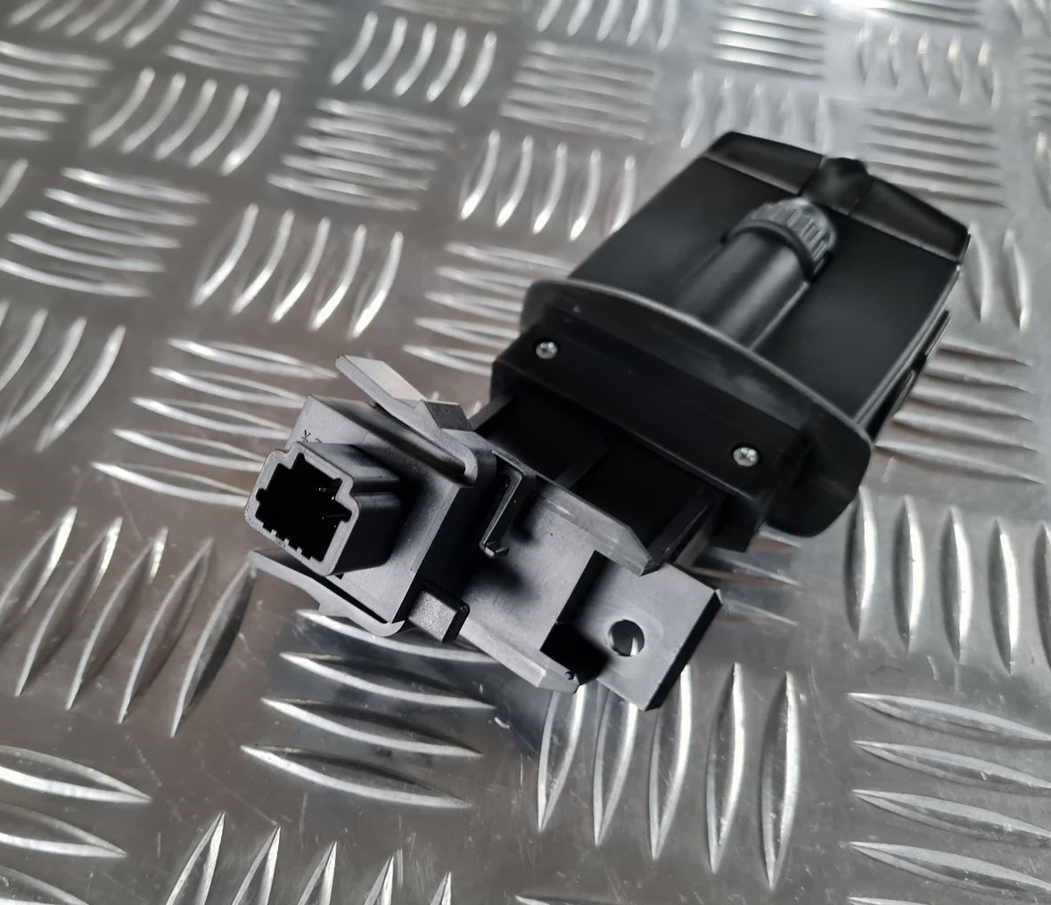 Multimēdijas pārslēgšanas slēdzis priekš RENAULT LAGUNA 2008 4 Multimēdijas pārslēgšanas slēdzis priekš RENAULT LAGUNA 2008