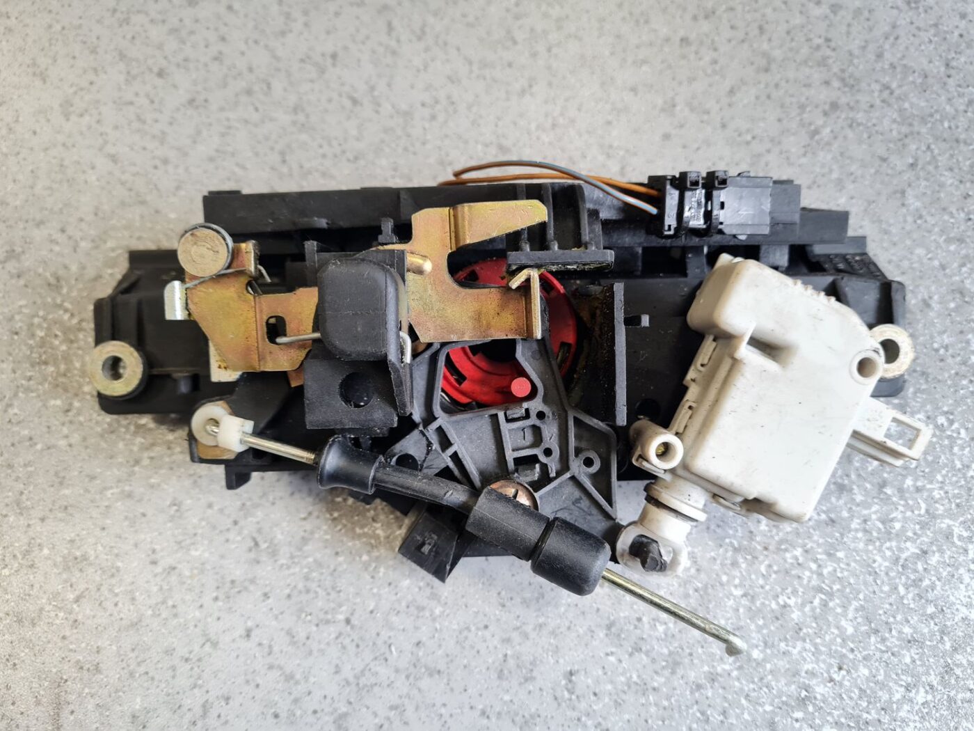 Bagāžnieka vāka slēdzene priekš AUDI A6 1998 2 Bagāžnieka vāka slēdzene priekš AUDI A6 1998