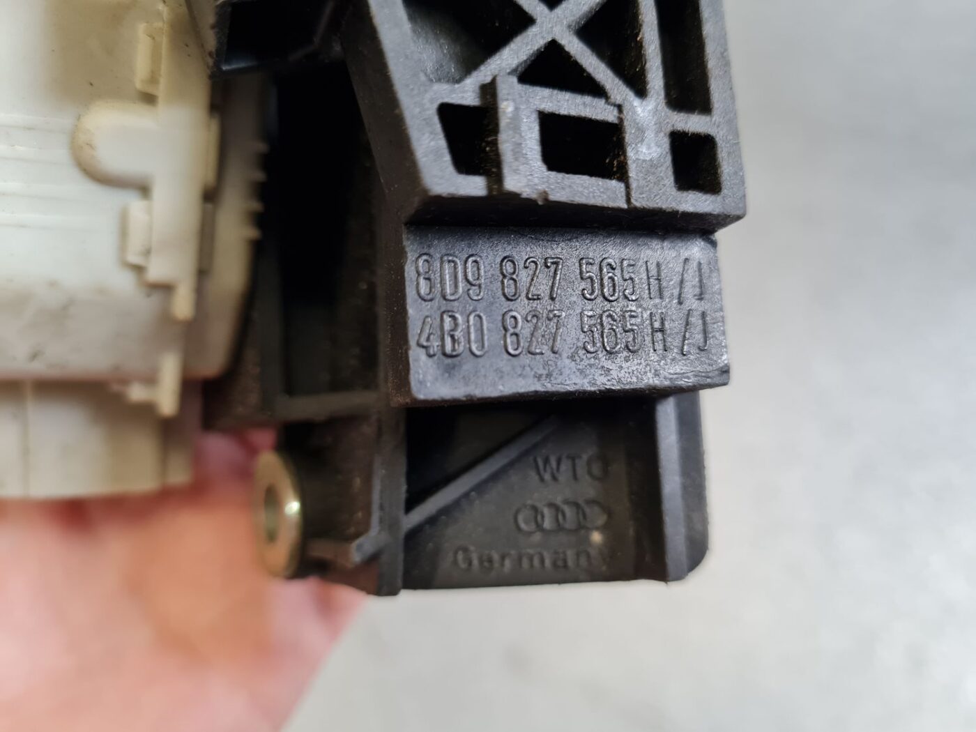 Bagāžnieka vāka slēdzene priekš AUDI A6 1998 3 Bagāžnieka vāka slēdzene priekš AUDI A6 1998