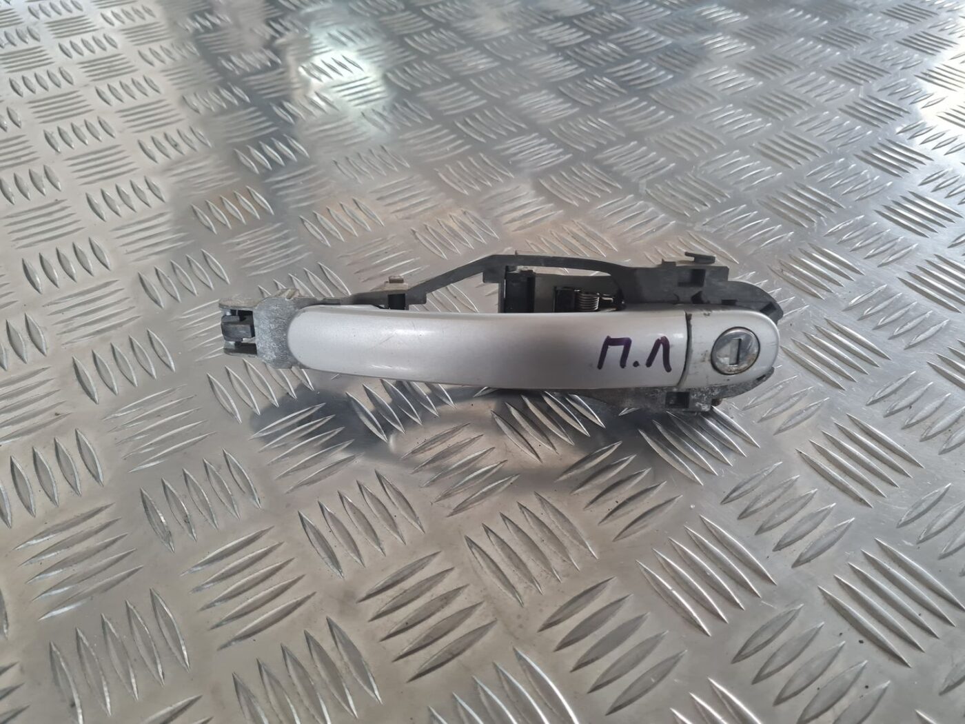 Priekšējāis kreisais durvju rokturis priekš SKODA OCTAVIA 2002 1 Priekšējāis kreisais durvju rokturis priekš SKODA OCTAVIA 2002