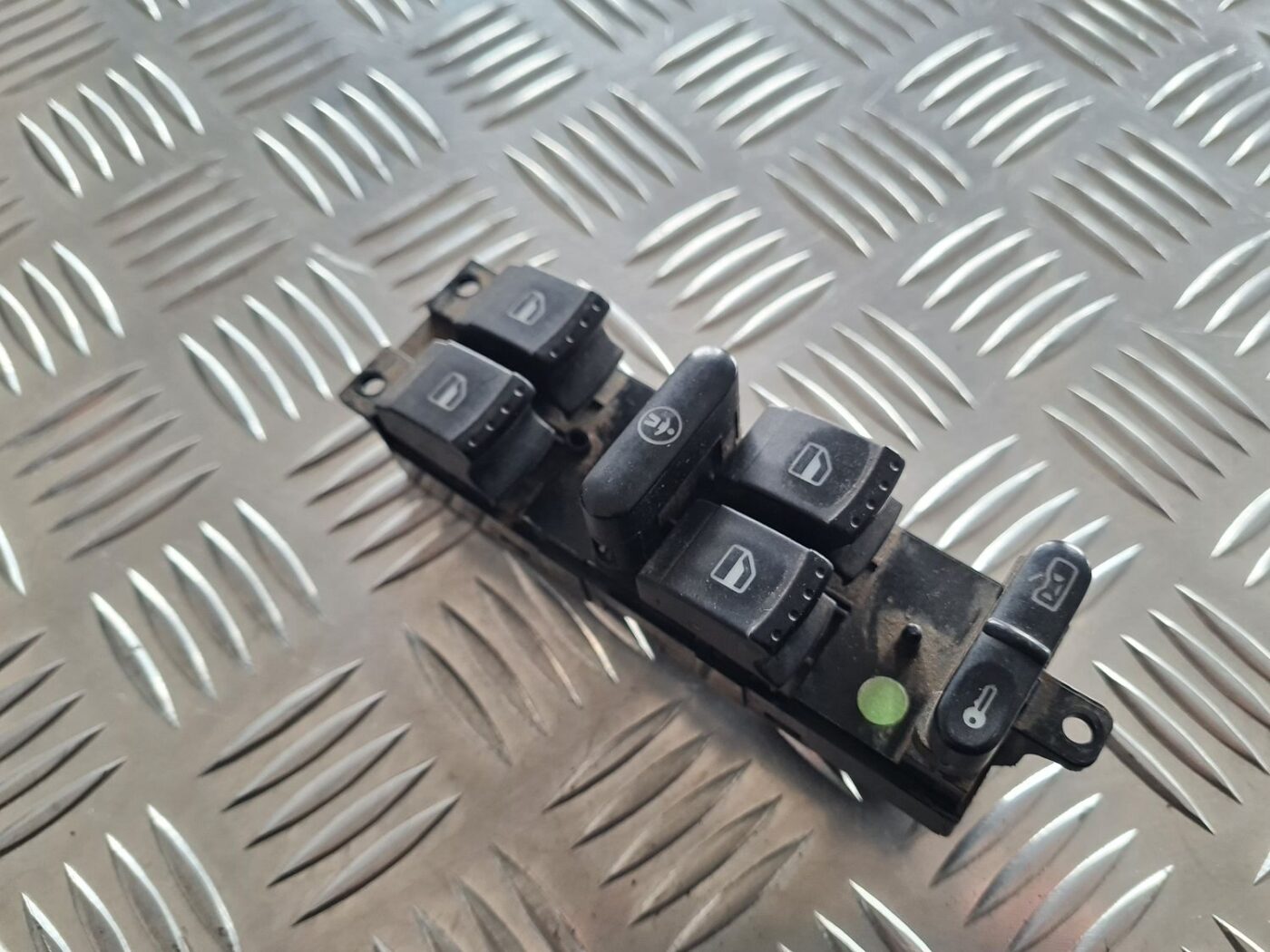 Šofera durvju slēdža pogas priekš SKODA OCTAVIA 2002 2 Šofera durvju slēdža pogas priekš SKODA OCTAVIA 2002