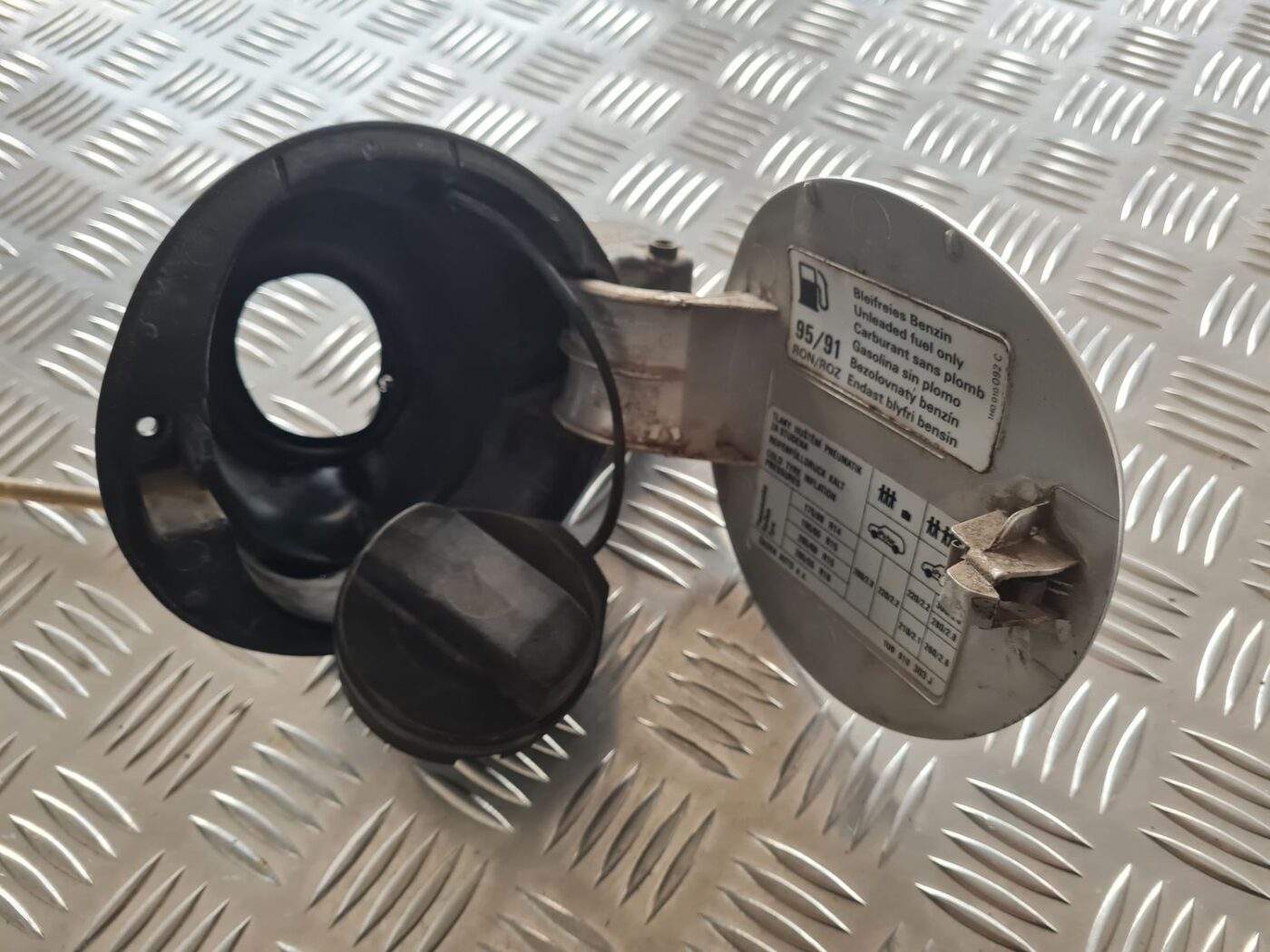 Degvielas tvertnes vāks priekš SKODA OCTAVIA 2002 7 Degvielas tvertnes vāks priekš SKODA OCTAVIA 2002