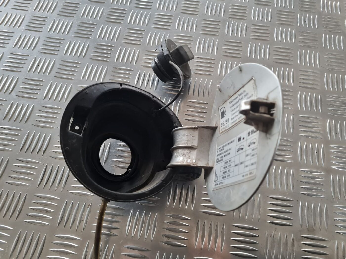 Degvielas tvertnes vāks priekš SKODA OCTAVIA 2002 4 Degvielas tvertnes vāks priekš SKODA OCTAVIA 2002