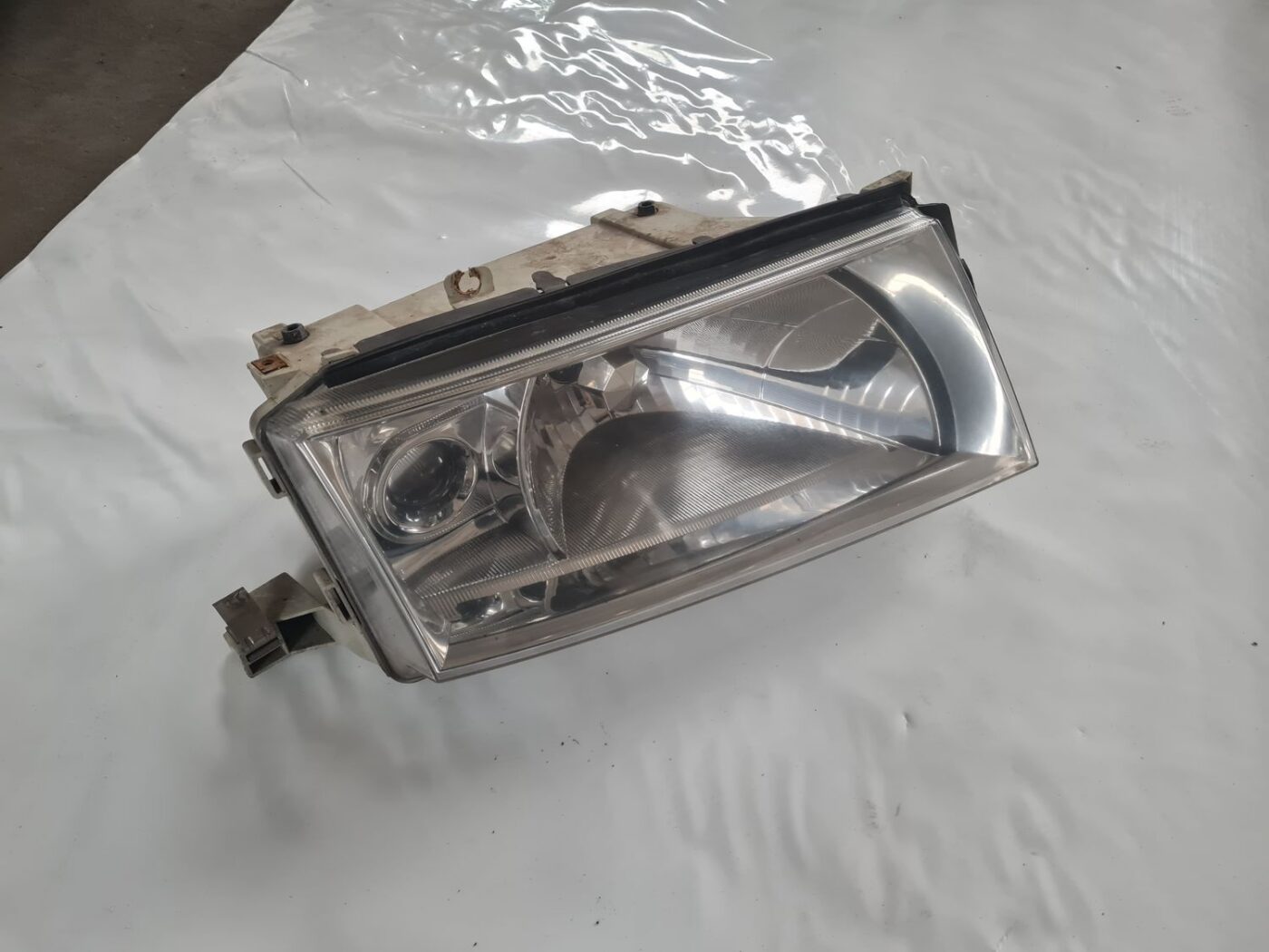 Priekšējais labais lukturis priekš SKODA OCTAVIA 2002 1 Priekšējais labais lukturis priekš SKODA OCTAVIA 2002