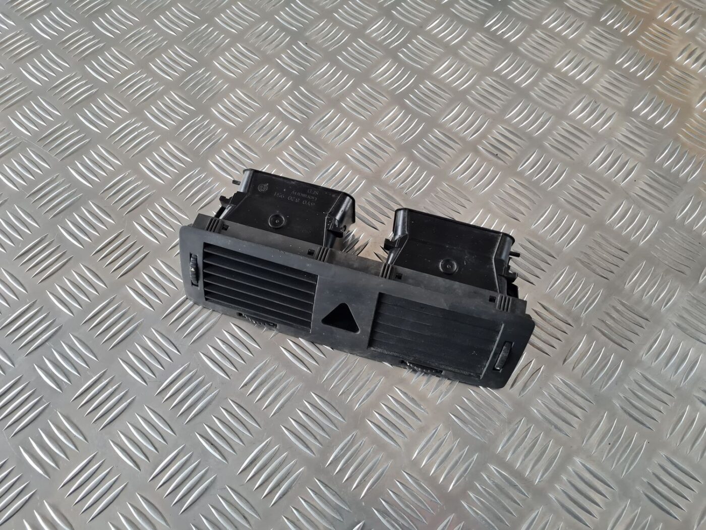 Mērinstrumentu paneļa gaisa vads, centrā priekš ŠKODA FABIA 2003 2 Mērinstrumentu paneļa gaisa vads, centrā priekš ŠKODA FABIA 2003