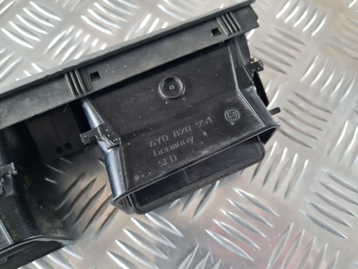 Mērinstrumentu paneļa gaisa vads, centrā priekš ŠKODA FABIA 2003 7 Mērinstrumentu paneļa gaisa vads, centrā priekš ŠKODA FABIA 2003