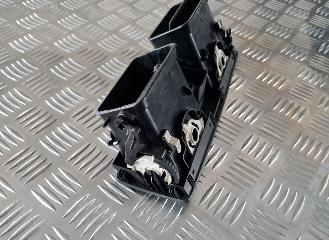 Mērinstrumentu paneļa gaisa vads, centrā priekš ŠKODA FABIA 2003 4 Mērinstrumentu paneļa gaisa vads, centrā priekš ŠKODA FABIA 2003