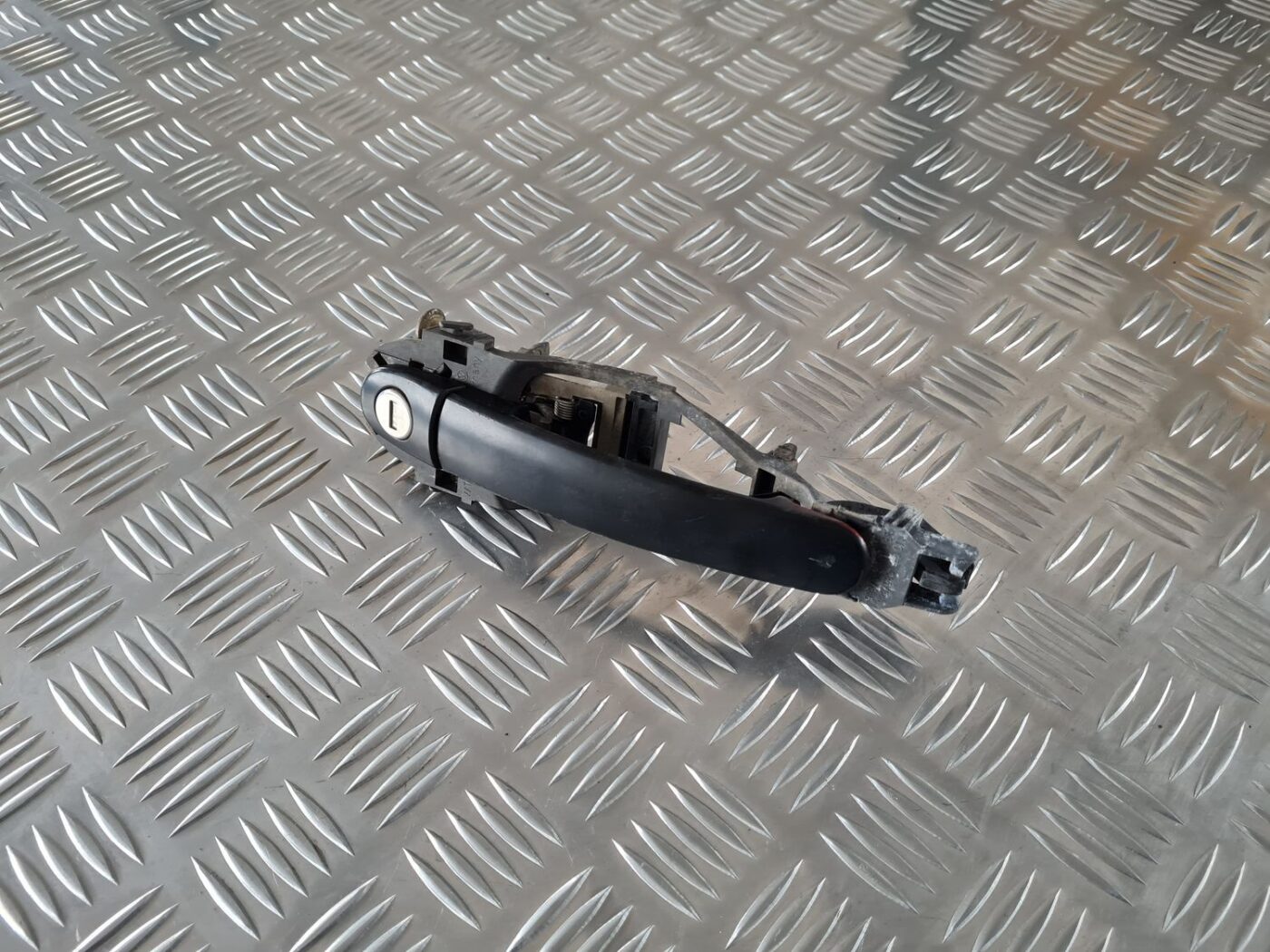 Priekšējāis kreisais durvju rokturis priekš ŠKODA FABIA 2003 1 Priekšējāis kreisais durvju rokturis priekš ŠKODA FABIA 2003