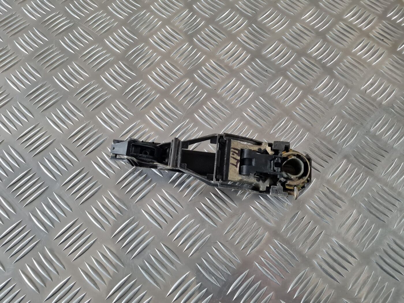 Priekšējāis labais durvju rokturis priekš ŠKODA FABIA 2003 2 Priekšējāis labais durvju rokturis priekš ŠKODA FABIA 2003