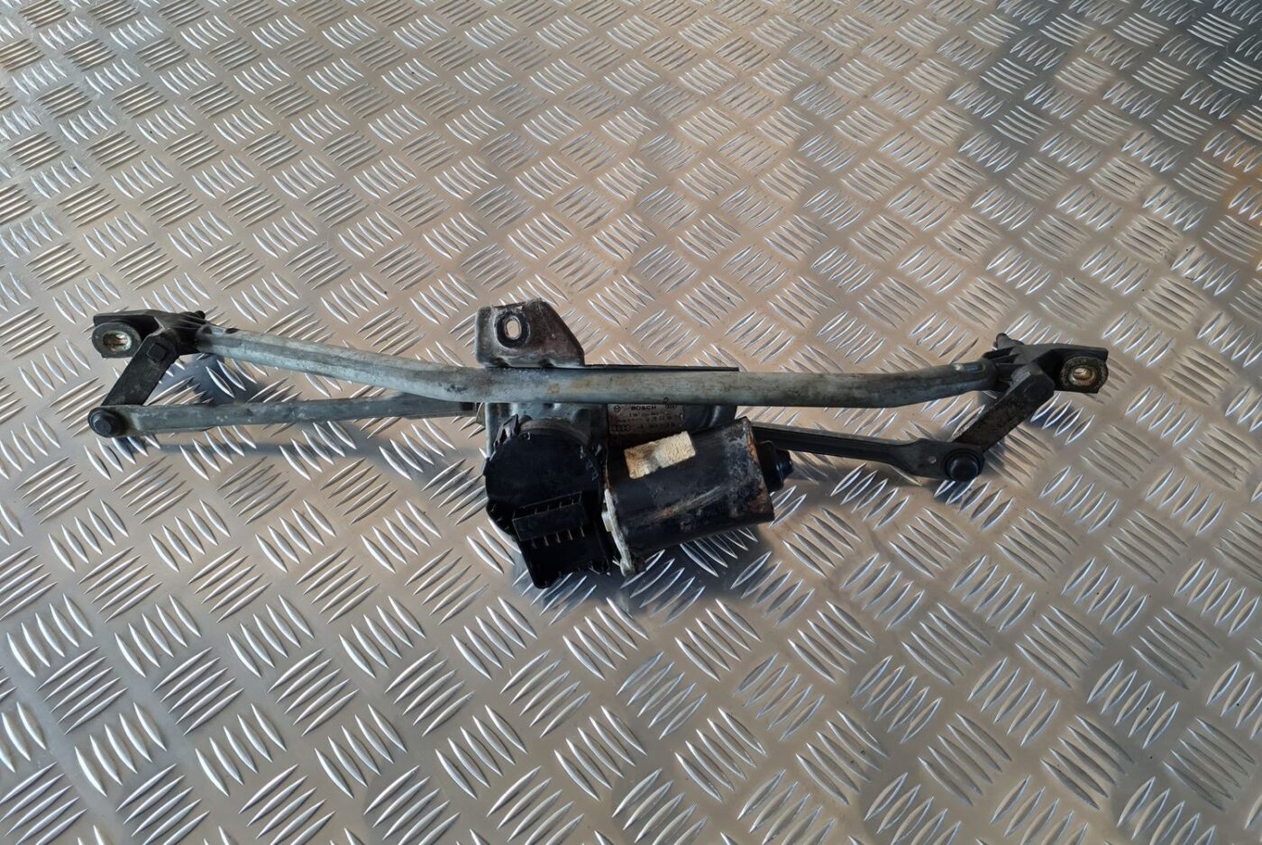 Vējstikla tīrīšanas mehānisms priekš AUDI A6 1998 1 Vējstikla tīrīšanas mehānisms priekš AUDI A6 1998