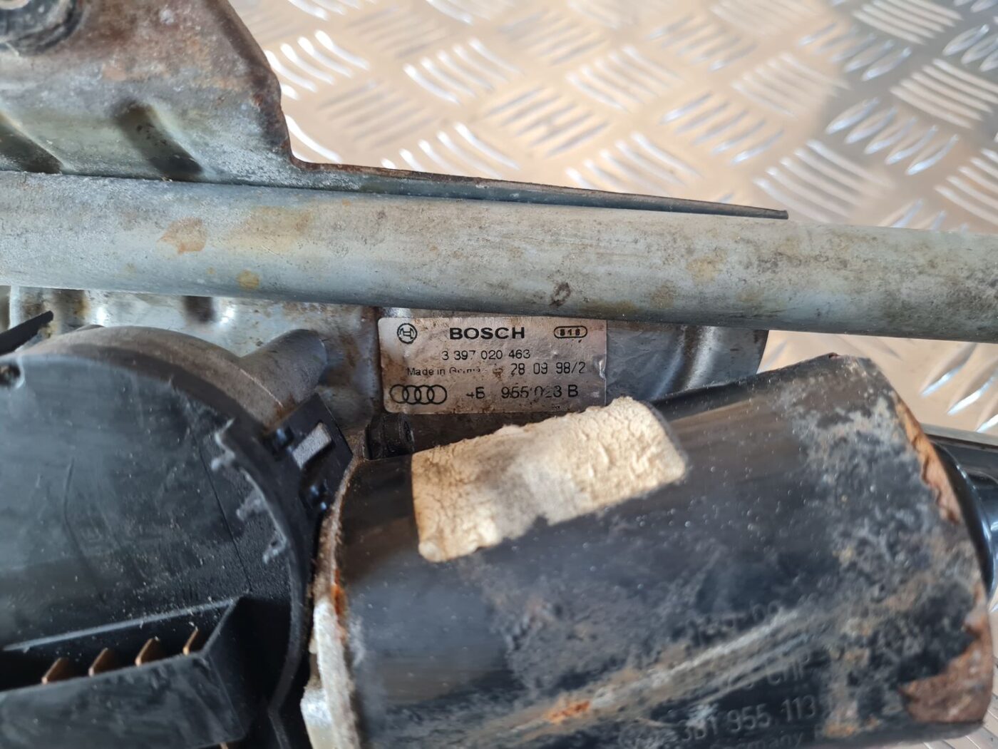 Vējstikla tīrīšanas mehānisms priekš AUDI A6 1998 2 Vējstikla tīrīšanas mehānisms priekš AUDI A6 1998