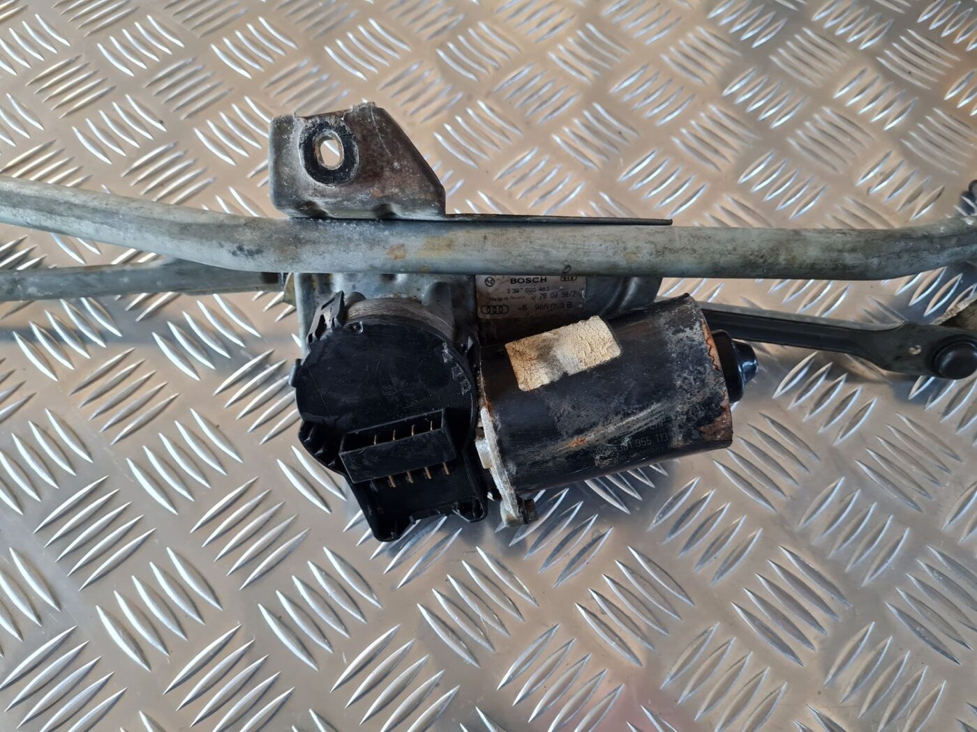 Vējstikla tīrīšanas mehānisms priekš AUDI A6 1998 4 Vējstikla tīrīšanas mehānisms priekš AUDI A6 1998