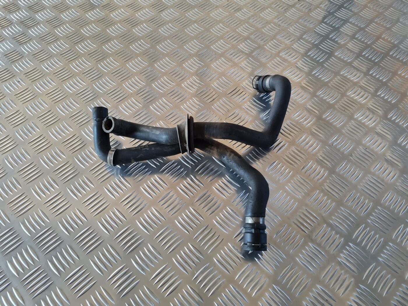 Dzesēšanas caurules priekš AUDI A6 1998 2 Dzesēšanas caurules priekš AUDI A6 1998