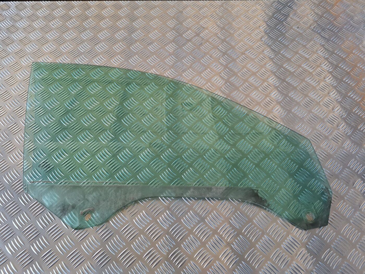 Priekšējo labo durvju stikls priekš AUDI A6 1998 1 Priekšējo labo durvju stikls priekš AUDI A6 1998