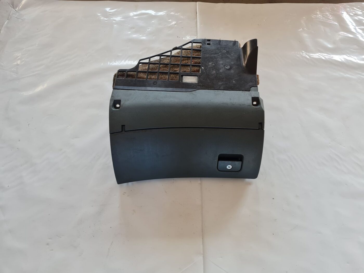 Mantu glabāšanas nodalījums pasažiera pusē priekš AUDI A6 1998 1 Mantu glabāšanas nodalījums pasažiera pusē priekš AUDI A6 1998