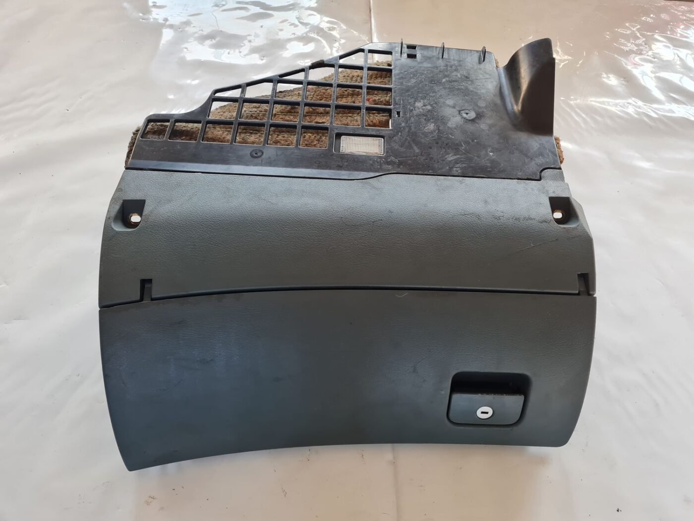 Mantu glabāšanas nodalījums pasažiera pusē priekš AUDI A6 1998 2 Mantu glabāšanas nodalījums pasažiera pusē priekš AUDI A6 1998