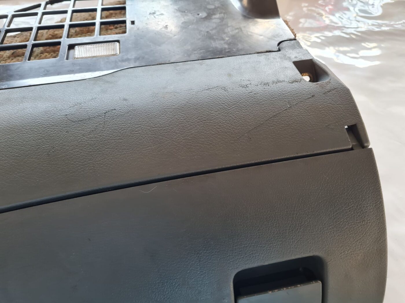 Mantu glabāšanas nodalījums pasažiera pusē priekš AUDI A6 1998 6 Mantu glabāšanas nodalījums pasažiera pusē priekš AUDI A6 1998