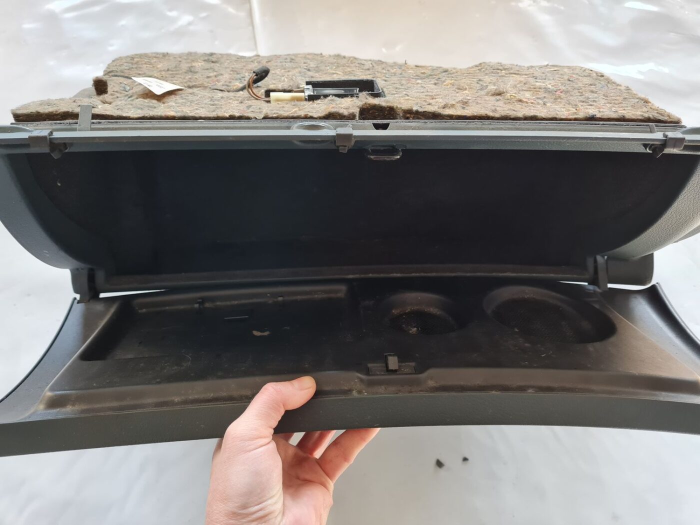 Mantu glabāšanas nodalījums pasažiera pusē priekš AUDI A6 1998 5 Mantu glabāšanas nodalījums pasažiera pusē priekš AUDI A6 1998