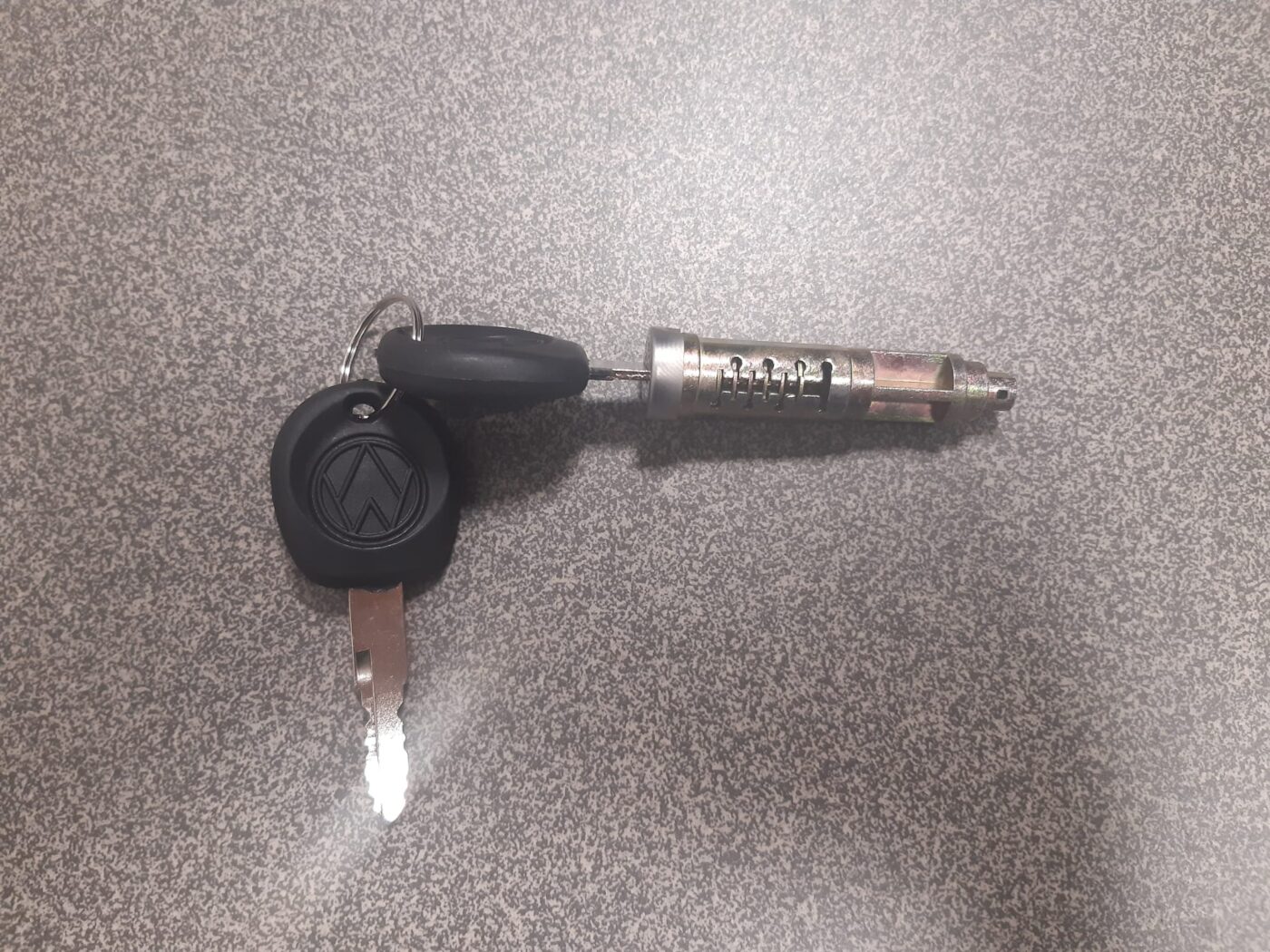 Bagāžnieka vāka slēdzene priekš VW TRANSPORTER T4 07.90-06.03 2 Bagāžnieka vāka slēdzene priekš VW TRANSPORTER T4 07.90-06.03