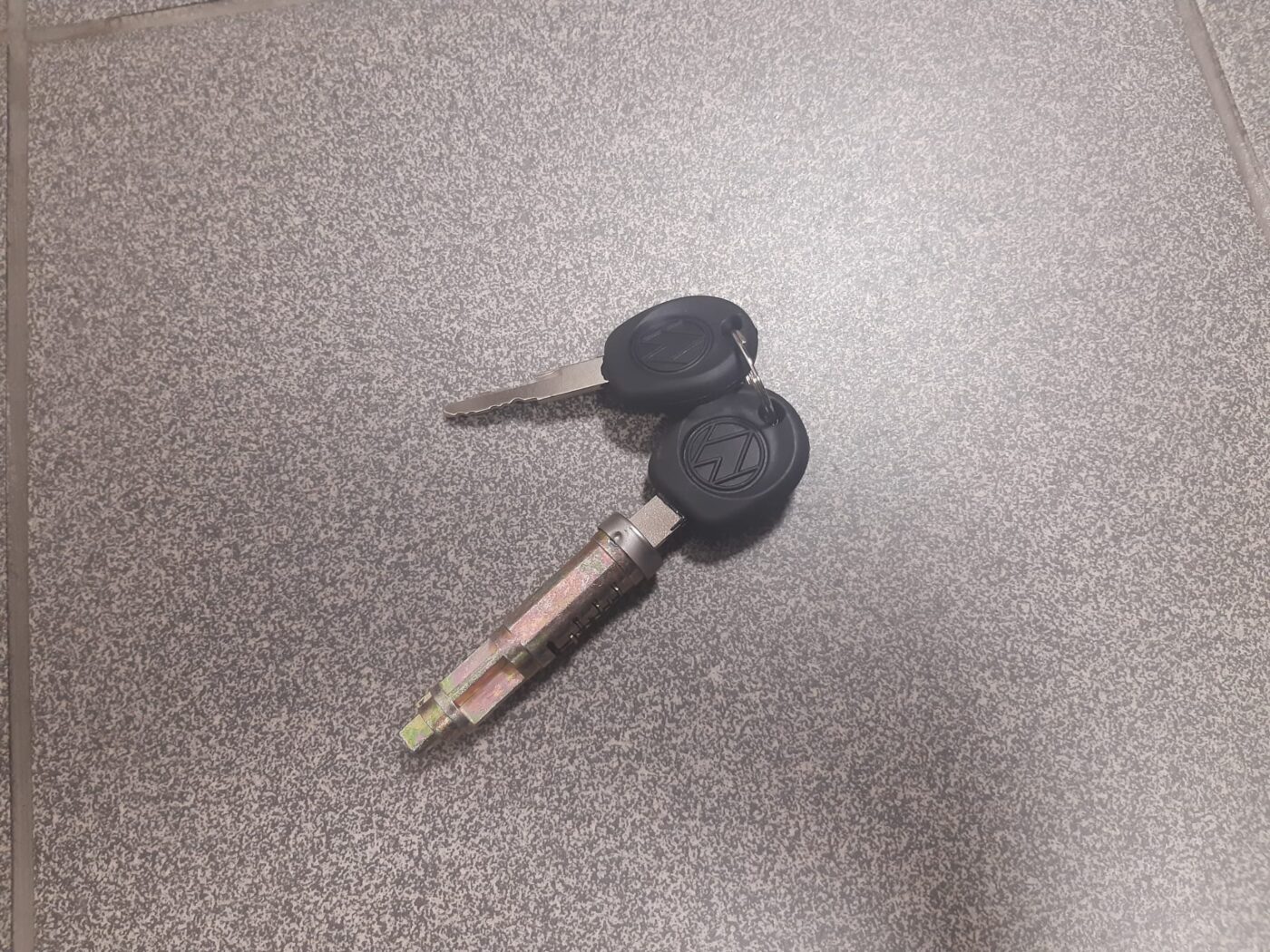 Bagāžnieka vāka slēdzene priekš VW TRANSPORTER T4 07.90-06.03 1 Bagāžnieka vāka slēdzene priekš VW TRANSPORTER T4 07.90-06.03