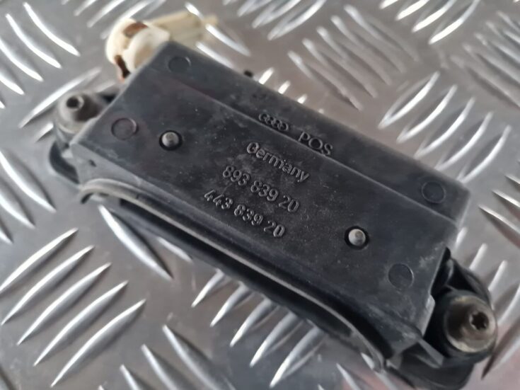 Aizmugurējais kreisais durvju rokturis priekš AUDI 80 1991
